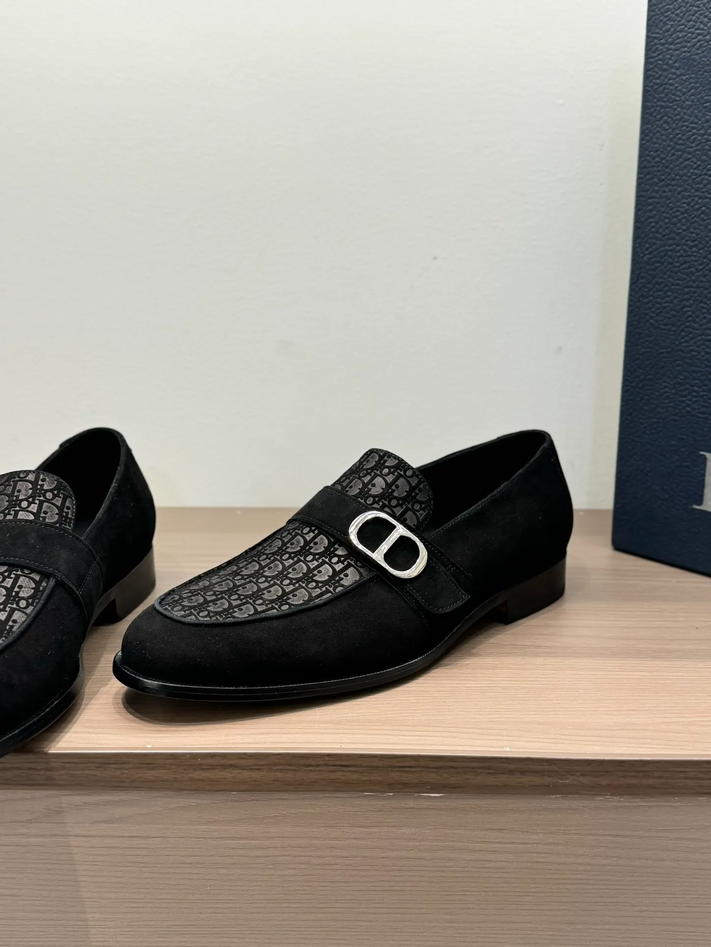 [Dior Dior] Top P: 960💰 Standard code 39-44 (38.45.46 custom-made, non-refundable and non-exchangeable) Dior Dior's latest high-end men's boutique casual leather shoes, the upper is carefully made of black cowhide/open-edge beaded leather/high-mercerized frosted cowhide, the classic silhouette shows elegance, and the upper strap is matched with a metal-coated CD Icon decorative buckle to enhance the style. Comfortable and lightweight, the Italian leather sole features anti-slip rubber inserts. The Blake structured leather sole with anti-slip details showcases Dio*'s exceptional craftsmanship. Elegant and refined, it can be matched with all kinds of suits.